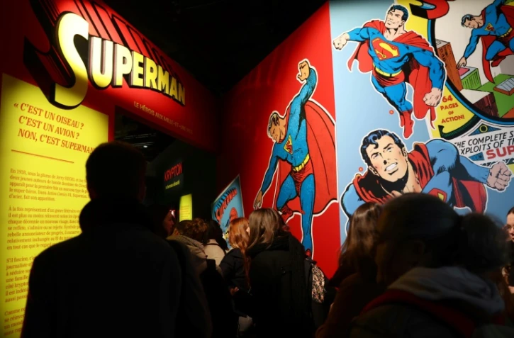 Des visiteurs de l'exposition "Superman, le héros aux mille et une vies" lors du 52ème Festival International de la Bande Dessinée à Angoulême, le 30 janvier 2025 en Charente