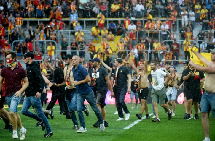 Les supporters lensois font irruption sur la pelouse lors du match Lens-Lille au Stade Bollaert, le 18 septembre 2021  