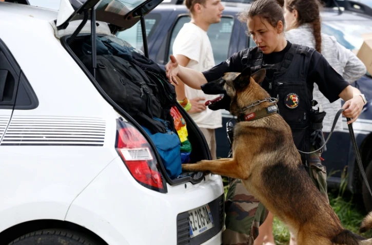 Inspection d'une voiture d'un participant au Teknival à Cornusse, près de Bourges le 4 mai 2026