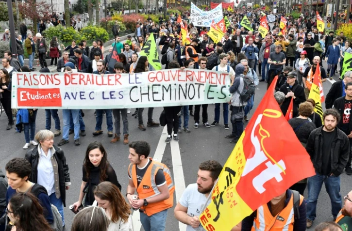 Etudiants, cheminots, personnels de santé et postiers manifestent dans le 13 arrondissement de Paris, le 13 avril 2018