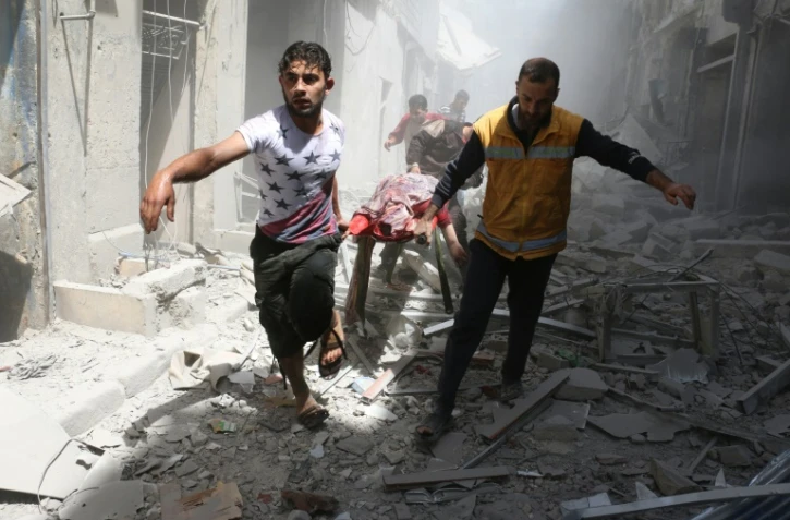 Des secours interviennent après des bombardements à Alep, en Syrie, le 29 avril 2016