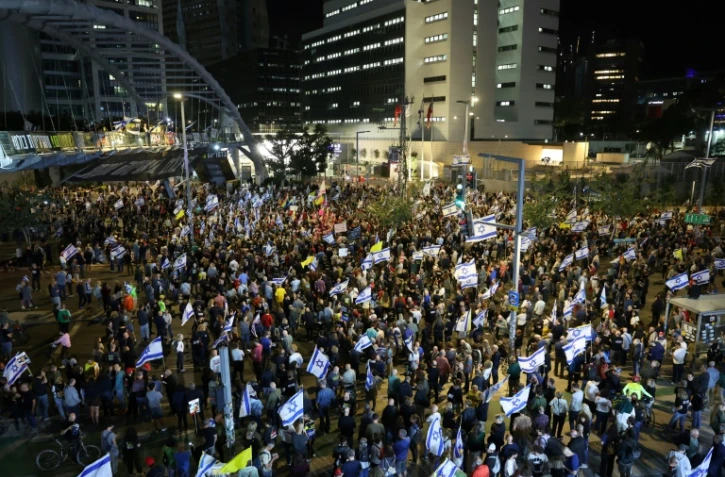 Des Israéliens manifestent à Tel-Aviv pour réclamer du  gouvernement qu'il agisse pour obtenir la libération des otages retenus par le Hamas à Gaza, le 3 mai 2025