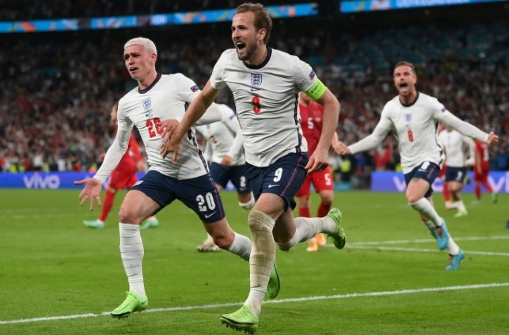 La joie de l’attaquant Harry Kane, après avoir marqué le 2e but sur pénalty, repoussé dans un 1er temps par le gardien de but danois Kasper Schmeichel, lors de la prolongation de la demi-finale de l’Euro 2020, le 7 juillet 2021 au stade de Wembley à Londres