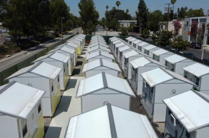 Des "mini-maisons" du quartier de Tarzana, le 9 juillet 2021 à Los Angeles, en Californie