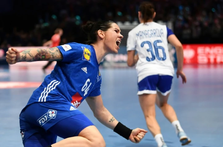 La Française Alexandra Lacrabère face aux Russes lors de l'Euro-2018, le 16 décembre 2018 à Paris