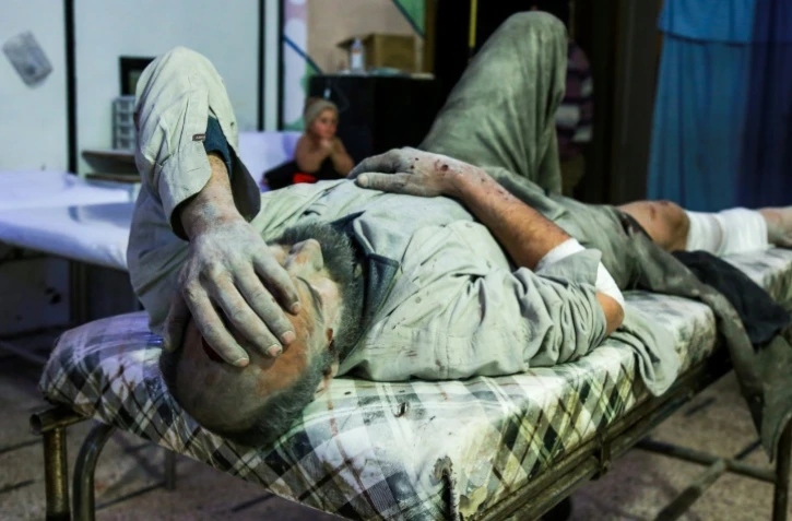 Photo d'un homme blessé et couvert de poussière dans l'hôpital de Douma, l'une des principales localités du fief rebelle dans la Ghouta orientale, en Syrie, le 3 mars 2018