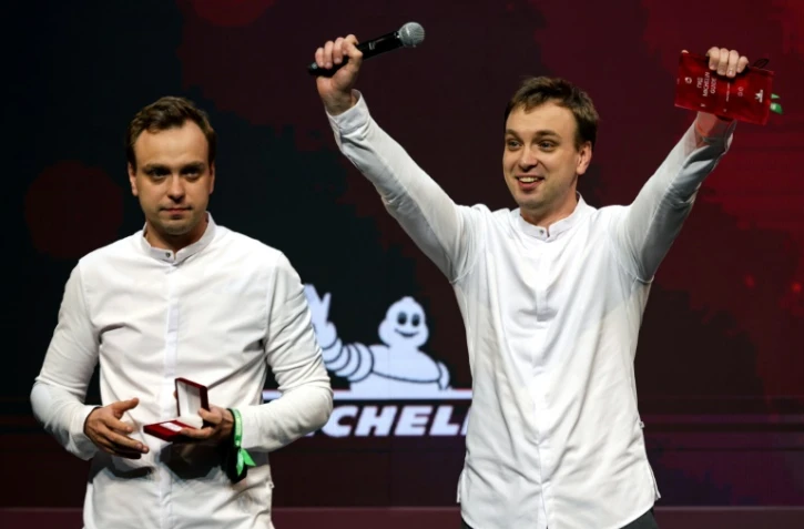 Ivan et Sergey Berezutskiy, du Twins Garden, lors de la cérémonie à Moscou pour la publication du Guide Michelin qui accorde deux étoiles à leur restaurant, le 14 octobre 2021