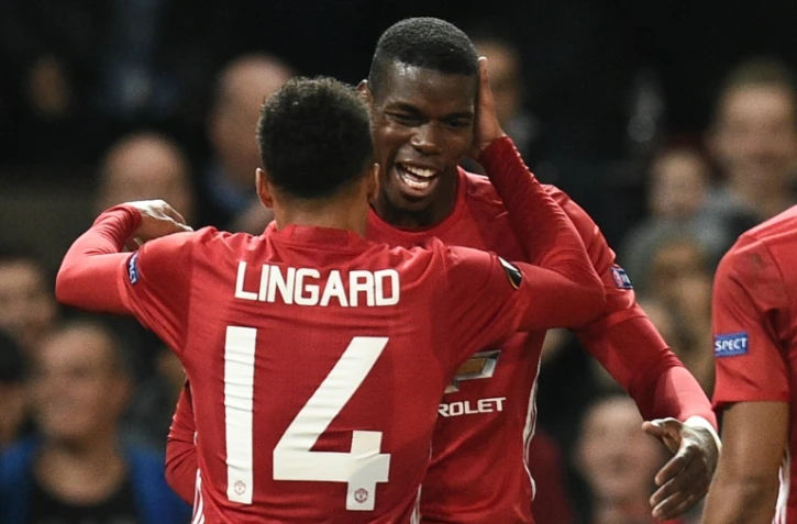 La joie de Paul Pogba, félicité par Jesse Lingard, aprÚs un but pour Manchester United, face à Fenerbahçe en Europa League, le 20 octobre 2016 à Old Trafford