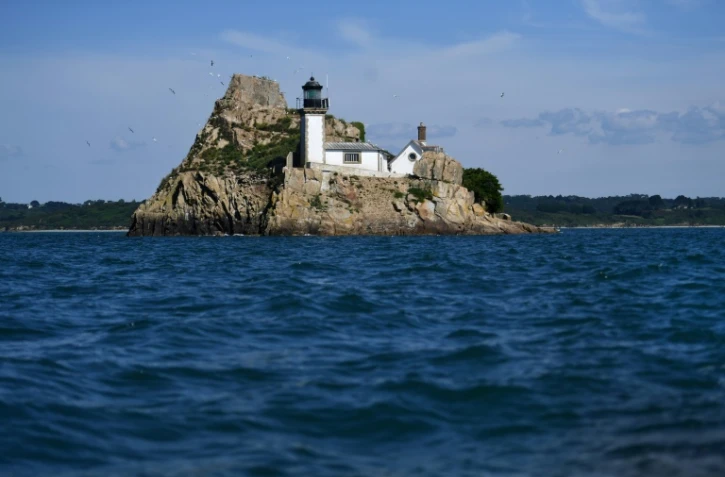 Installé sur un rocher le phare de l'île de Louët, photographié depuis Carantec, le 29 juin 2021