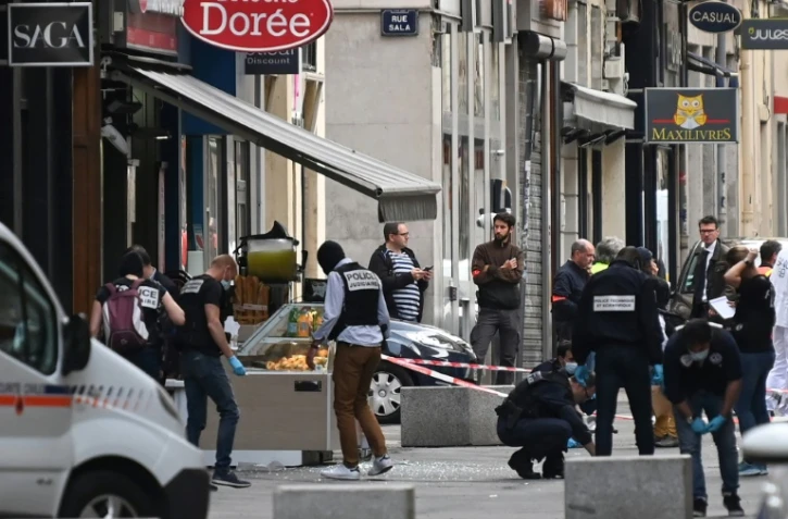 Des enquêteurs sur les lieux de l'attaque au colis piégé qui a fait 13 blessés légers à Lyon, le 25 mai 2019