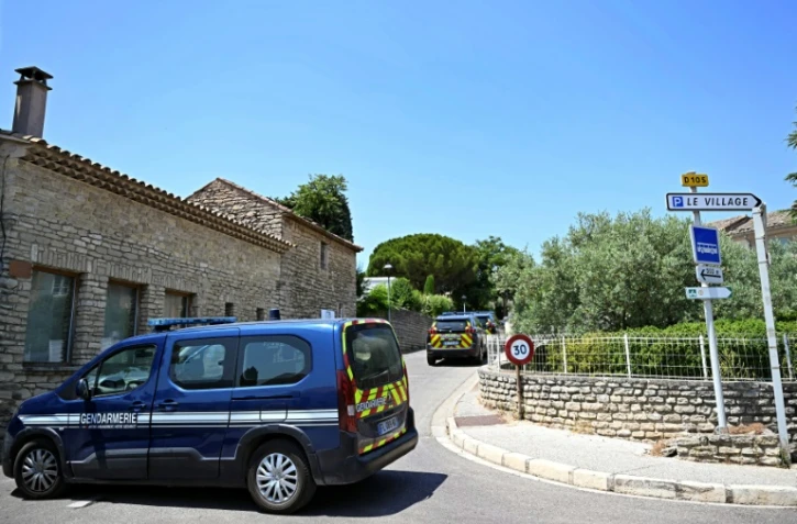 Des gendarmes bouclent un périmètre à Goult, dans le Vaucluse, où deux personnes sont mortes et trois autres gravement blessées après des tirs lors d'un mariage, le 22 juin 2025 