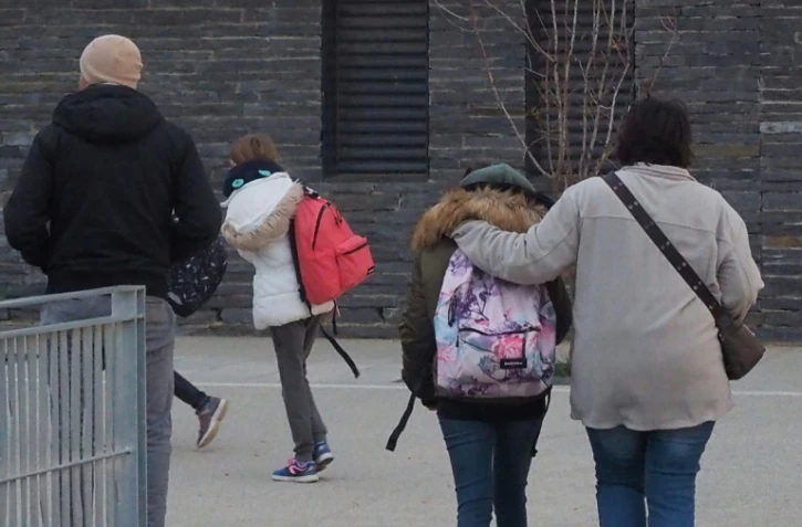 Des élèves du collège Christian Bourquin devant les portes de l'établissement, le 18 décembre 2017 à Millas dans les Pyrénées-Orientales