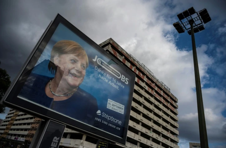 Une affiche du site de recrutement allemand StepStone montre un portrait de la chancelière allemande Angela Merkelavec l'inscription: "Mère de la Nation, merci pour ces 16 années de dur labeur", à Belrin le 22 septembre 2021
