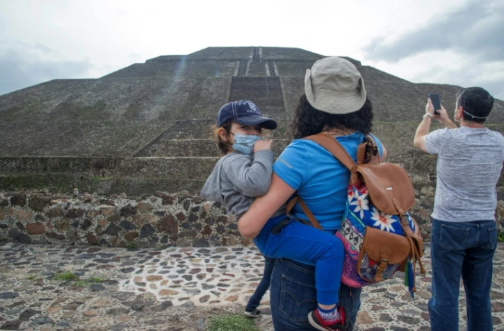 Des touristes jeudi 10 septembre 2020 sur le site archéologique de Teotihuacan, à 50 km de Mexico