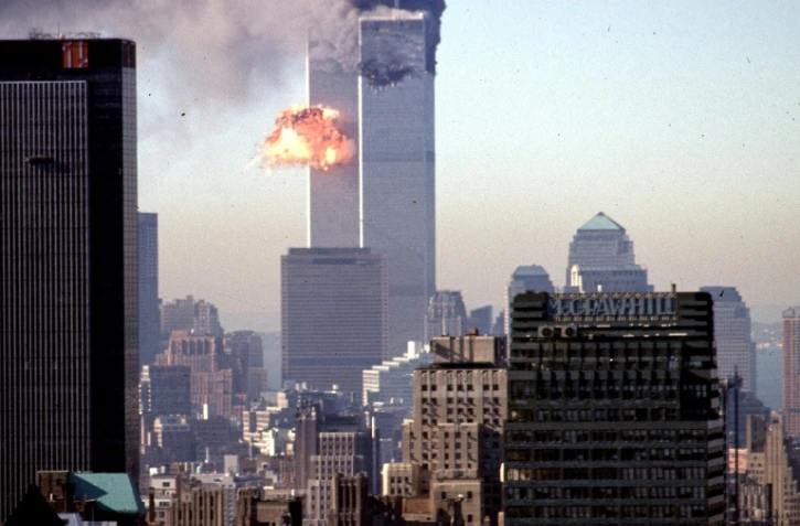 Les tours jumelles du World Trade Center, le 11 septembre 2001 à New York, après avoir été percutées par deux avions détournés par des pirates de l'air d'al-Qaïda  