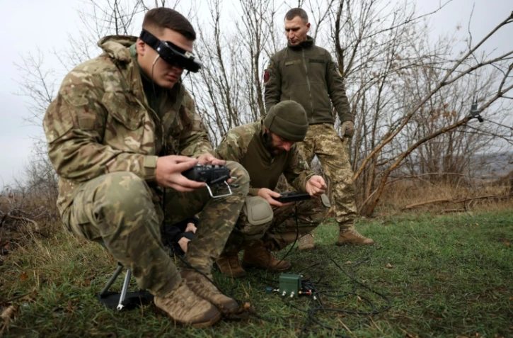 Des opérateurs de drones FPV (pilotage en immersion) de l'armée ukrainienne s'entraînent près de la ligne de front, dans la région de Donetsk, le 16 novembre 2023