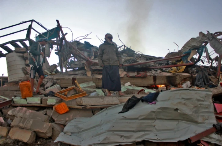 Des habitants de Sahar recherchent des victimes après un raid aérien meurtrier, le 1er novembre 2017 dans la province de Saada, au Yémen