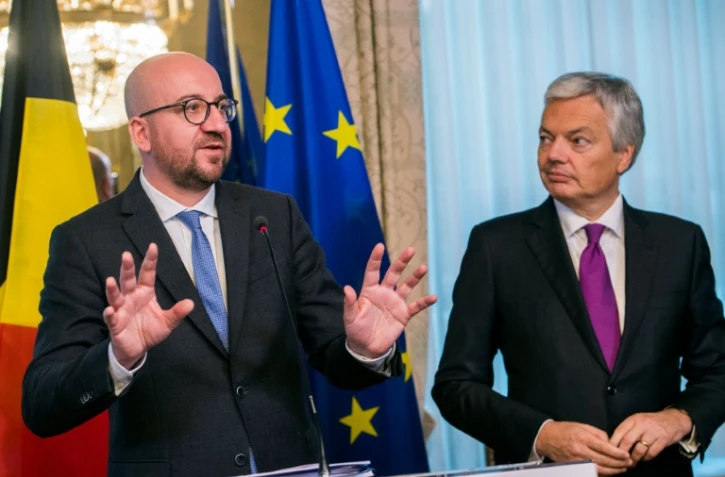 Le Premier ministre belge, Charles Michel (g), et son ministre des Affaires étrangères, Didier Reynders, à Bruxelles le 24 octobre 2016 