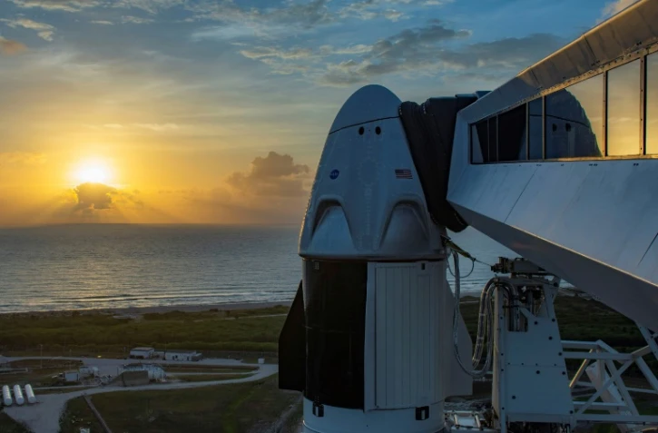 La capsule Crew Dragon au sommet de la fusée Falcon 9 de SpaceX, le 24 mai 2020 au centre spatial Kennedy
