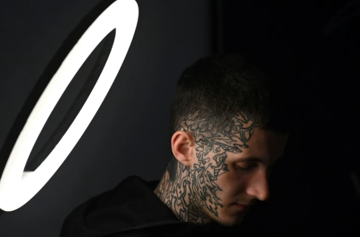 Un Ukrainien se fait tatouer à l'occasion du festival "Art Weapon", à Kiev, le 14 mai 2022