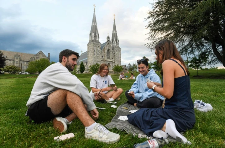 Des étudiants jouent aux cartes sur le campus de l'université Villanova, en Pennsylvanie, aux Etats-Unis, le 8 mai 2025