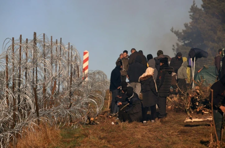 Des migrants massés dans la région bélarusse de Grodno, à la frontière entre la Pologne et le Bélarus, le 9 novembre 2021