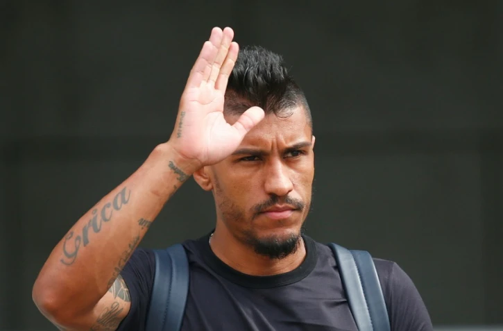 Le milieu de terrain du Brésil Paulinho quitte l'hôtel de Kazan après la défaite face à la Belgique en quarts de finale du Mondial le 7 juillet 2018