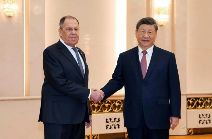 Photo diffusée sur le compte Telegram du ministère russe des Affaires étrangères, le 15 avril 2026, montrant le ministre russe des Affaires étrangères, Sergueï Lavrov (g) et le président chinois Xi Jinping à Pékin