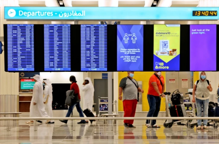 Des voyageurs à l'aéroport international de Dubaï, le 21 février 2022
