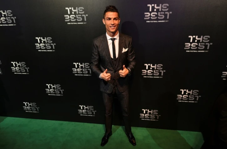 L'attaquant du Real Madrid et du Portugal Cristiano Ronaldo pose devant les photographes avant de recevoir le prix Fifa du meilleur joueur de l'année, le 23 octobre 2017 à Londres