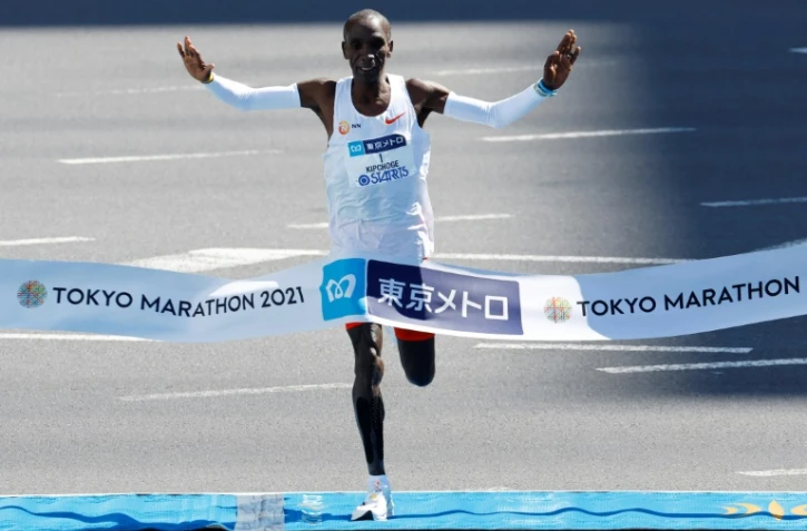 Le Kényan Eliud Kipchoge franchit la ligne d'arrivée du marathon de Tokyon le 6 mars 2022