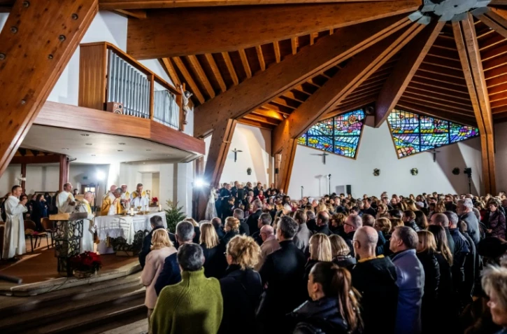 Messe à Crans-Montana en mémoire des victimes de l'incendie dans un bar de cette station de ski suisse qui a fait 40 morts et 119 blessés, le 4 janvier 2026