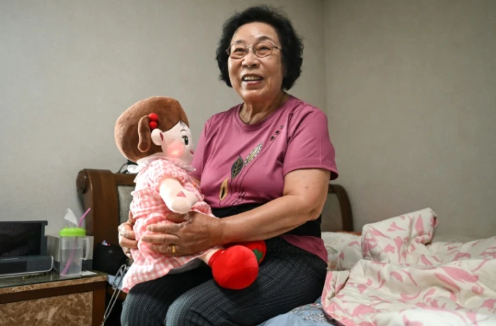 Bang Chun-ja, une Sud-Coréenne de 78 ans vivant seule, tient sa poupée IA Hyodol, le 29 avril 2026 à Yongin, en Corée du Sud