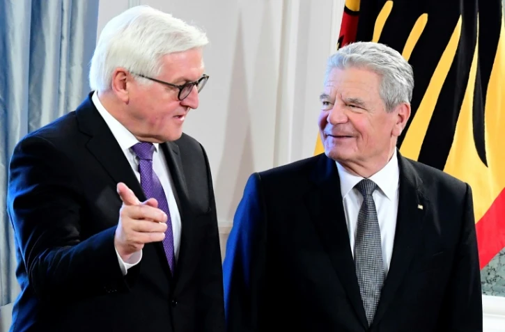 Joachim Gauck (D) va céder son fauteuil de président à Frank-Walter Steinmeier, tous deux photographiés le 27 janvier 2017 à Berlin