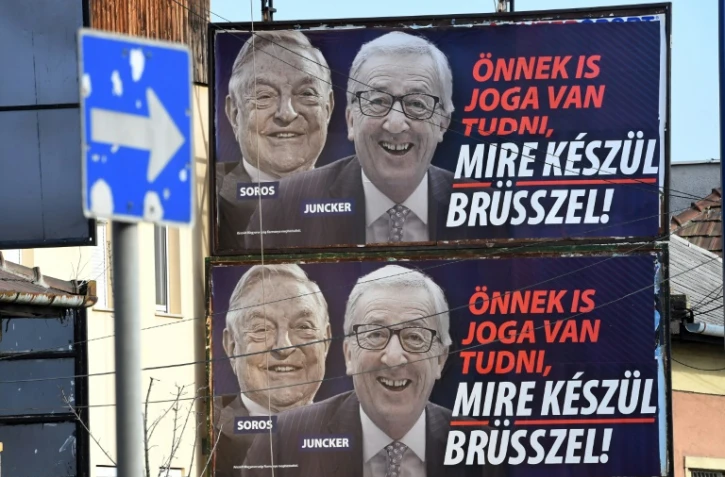 Sur cette affiche placardée en Hongrie par le parti de Viktor Orban, on peut lire "Vous avez aussi le droit de savoir ce que Bruxelles prépare", à côté des portraits de George Soros et Jean-Claude Juncker. Photographie prise le 26 février 2019 à Budapest