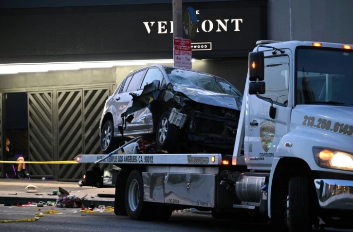 Un véhicule est emporté par les autorités après qu'une voiture a foncé dans la foule rassemblée devant une boît de nuit dans la nuit du 19 juillet 2025, à Hollywood, Los Angeles
 