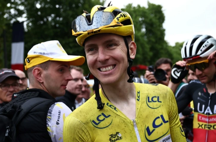 Le Slovène Tadej Pogacar célèbre sa victoire dans le Tour de France 2025 après l'arrivée sur les Champs-Elysées, à Paris, le 27 juillet 2025