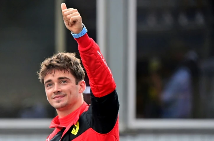 La joie du Monégasque Charles Leclerc (Ferrari), après avoir décroché la pole position du Grand Prix de Formule 1 de Monaco, le 28 mai 2022, devant son coéquipier, l'Espagnol Carlos Sainz