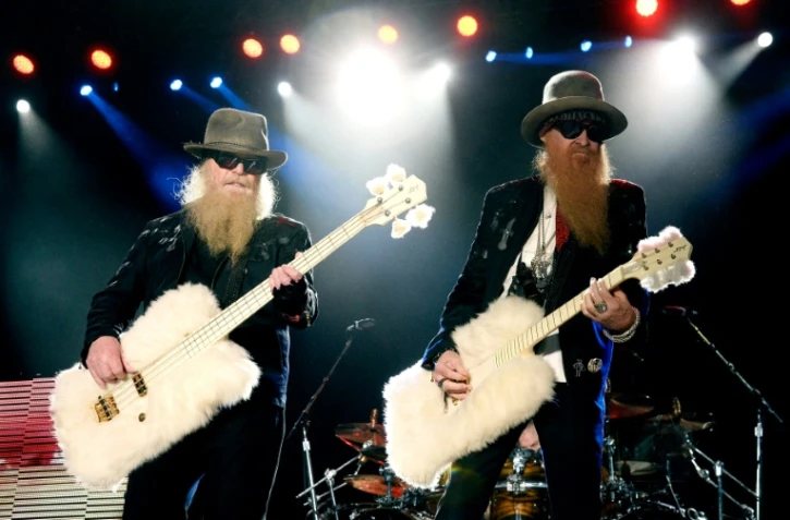 Le bassiste et chanteur du groupe ZZ Top, Dusty Hill, ici à gauche sur scène le 25 avril 2015 en Californie, est décédé à 72 ans à Houston au Texas, a annoncé le groupe