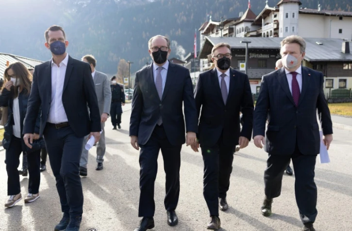 De gauche à droite, le ministre autrichien de la santé Wolfgang Mueckstein, le chancellier Alexander Schallenberg, le gouverneur du Tyrol Guenther Platter et le président de l'Association des villes autrichienne  Michael Ludwig le 19 novembre 2021 à Pertisau