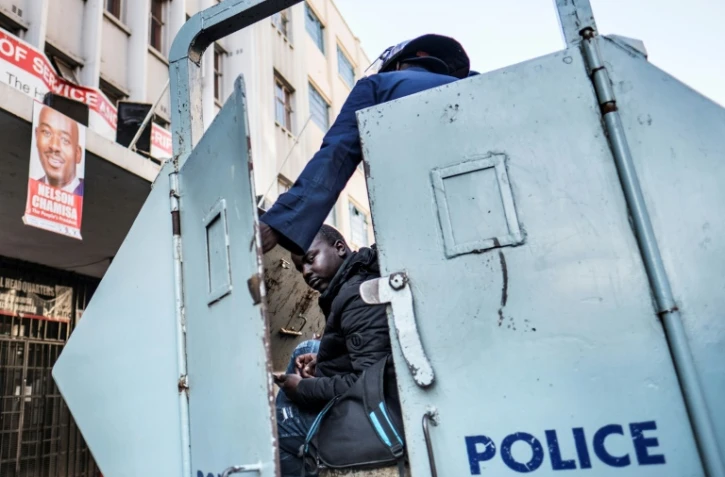 Arrestation de sympathisants du parti de l'opposition zimbabwéen, le Mouvement pour le changement démocratique (MDC)de Nelson Chamisa, le 2 août 2018