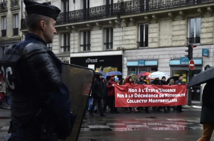 Un policier surveille la manifestation contre l'état d'urgence place de République à Paris le 30 janvier 2016