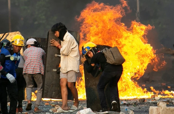 Manifestants à Rangoun le 16 mars 2021
