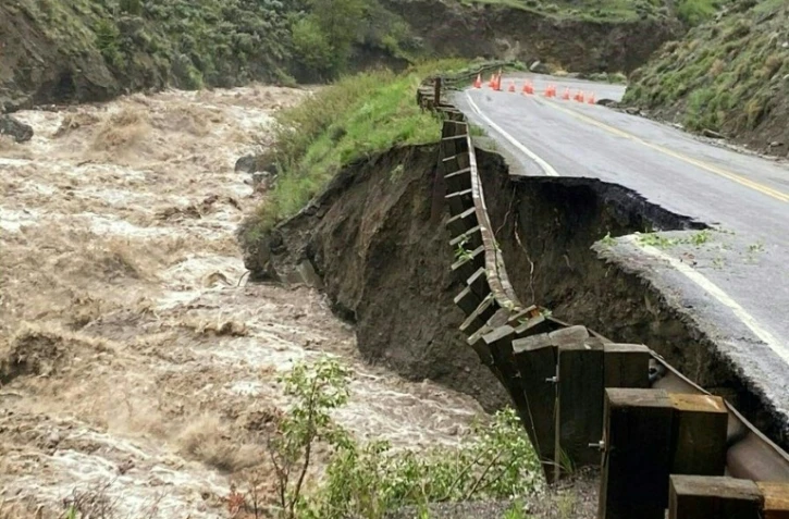 Une section de route emportée par une rivière en crue dans le parc national de Yellowstone, le 13 juin 2022