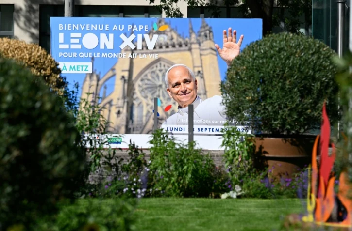 Une affiche souhaitant la bienvenue au pape Léon XIV à Metz le 22 septembre 2026