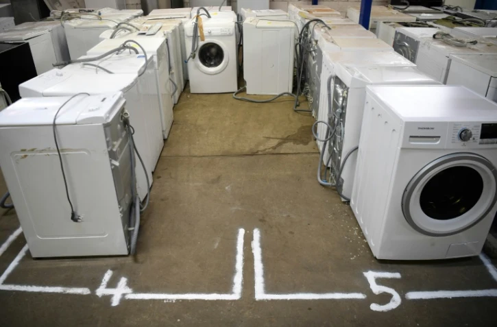 Des machines à laver d'occasion destinées à être réparées et réutilisées dans les locaux de l'association Envie, à Rennes, le 22 novembre 2019