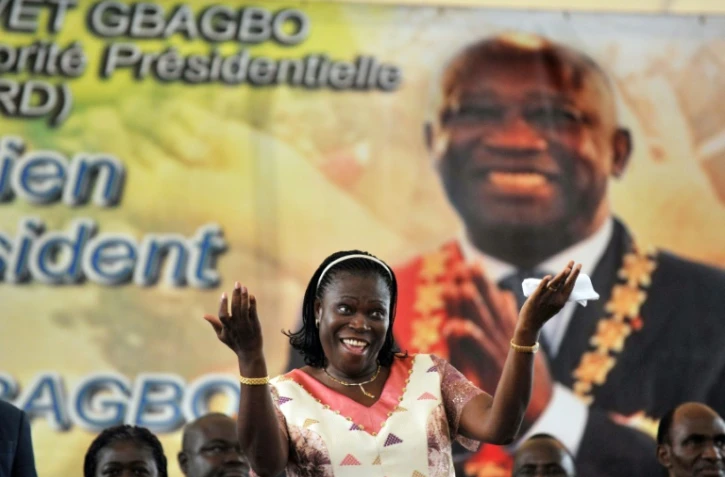 Simone Gbagbo, le 15 janvier 2011, danse devant un portrait de son mari, le président ivoirien Laurent Gbagbo, lors d'un meeting électoral à Abidjan. 
