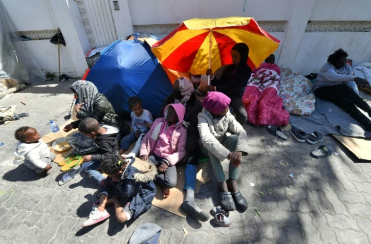 Des migrants devant les bureaux de l'Organisation internationale pour les migrations (OIM) à Tunis, le 12 avril 2023