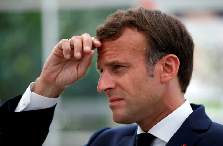 Emmanuel Macron lors d'une visite en Bretagne dans une exploitation agricole le 22 avril 2020