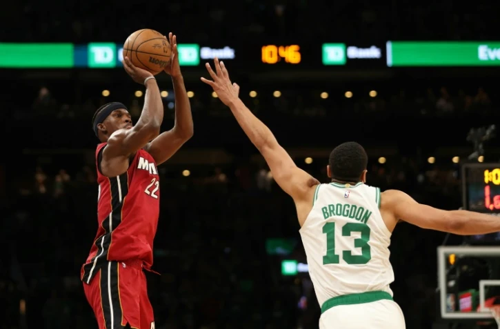 Jimmy Butler du Miami Heat au shoot contre les Boston Celtics dans le match N.1 de la finale de conférence Est le 17 mai 2023 au TD Garden à Boston
